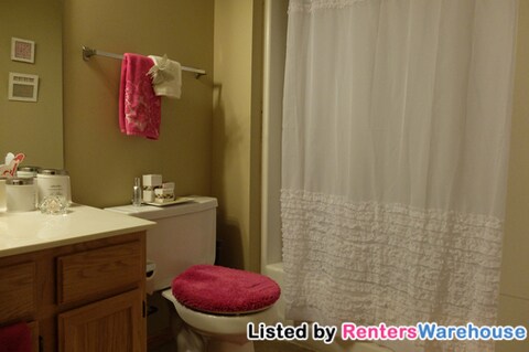Building Photo - Great 2 Bed 1.5 Bath Townhome