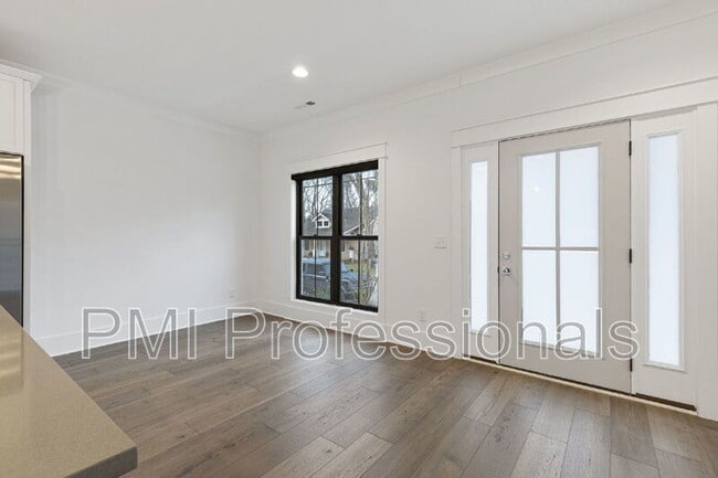 Building Photo - 227 S Bilbro Ave