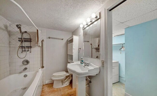 Building Photo - 809 Clifford Dr