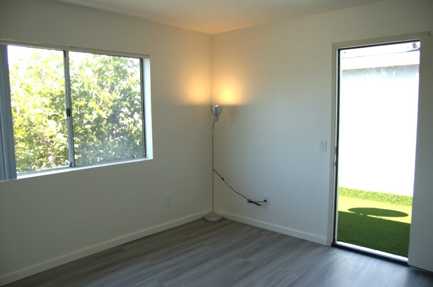 Building Photo - 1323 W Palmyra Ave