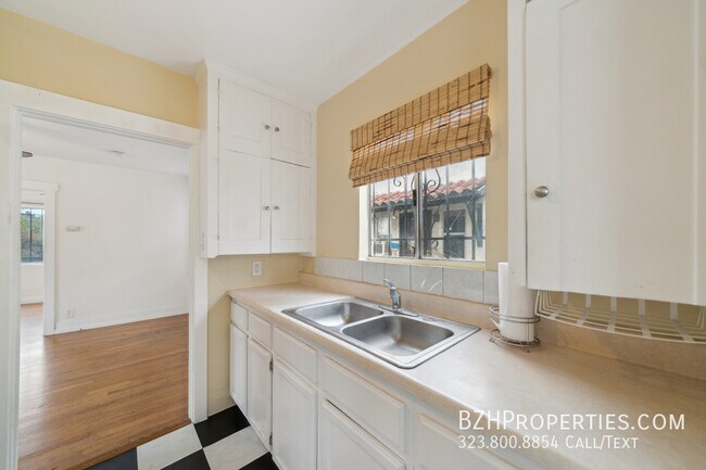 Building Photo - 6178 N Figueroa St