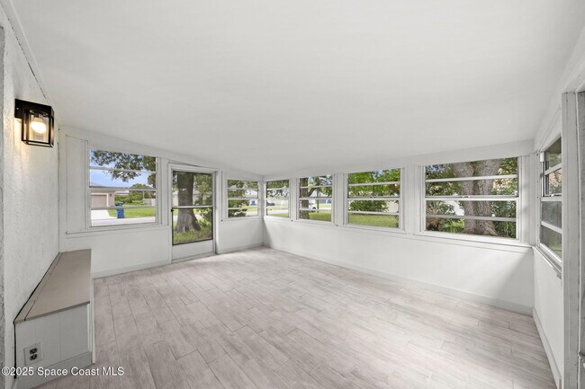 Building Photo - 325 Eva St NE