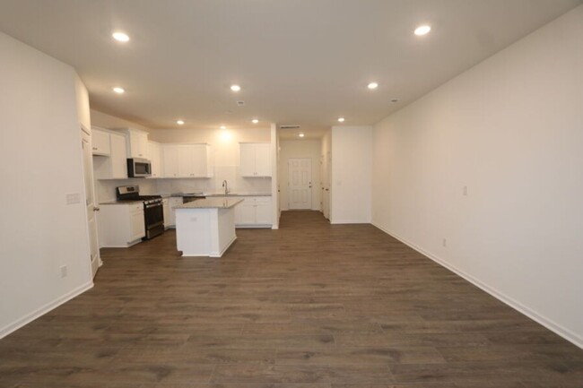 Building Photo - Beautiful 3BR/2.5BA Townhouse located in K...