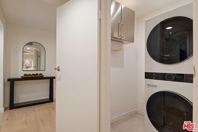 Building Photo - 850 Kings Rd