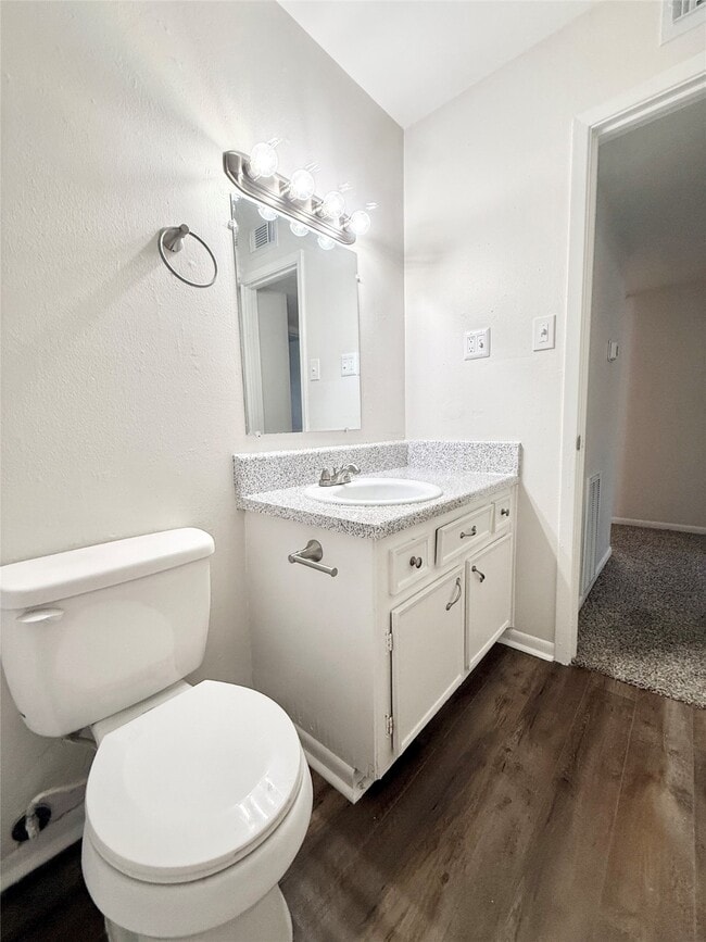 Building Photo - 321 E Cedar St