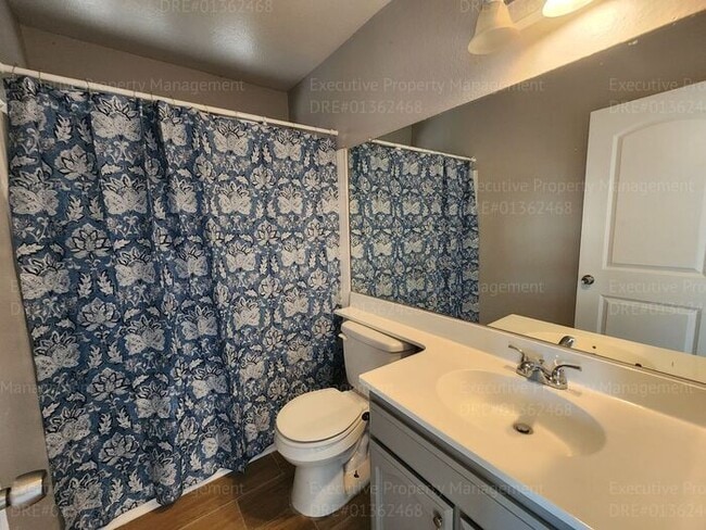 Building Photo - Charming 3 bedrooms/ 2.5 bathroom home.