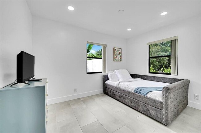 Building Photo - 400 NE 26th Dr