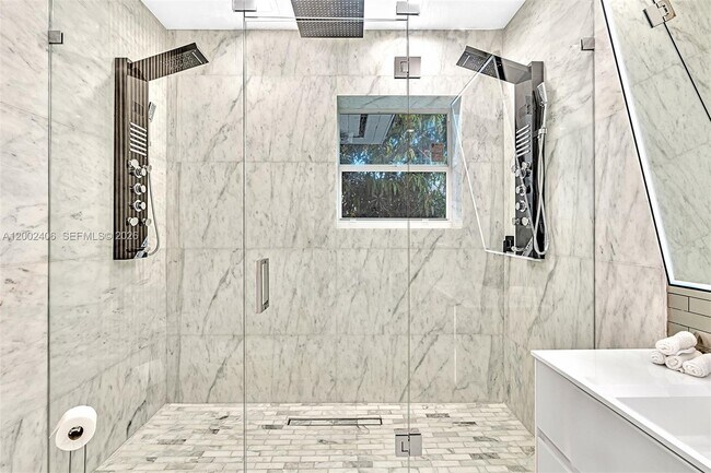 Building Photo - 1002 10th St