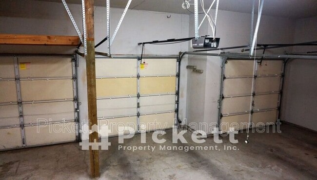 Building Photo - 2037 Gustaf St NE