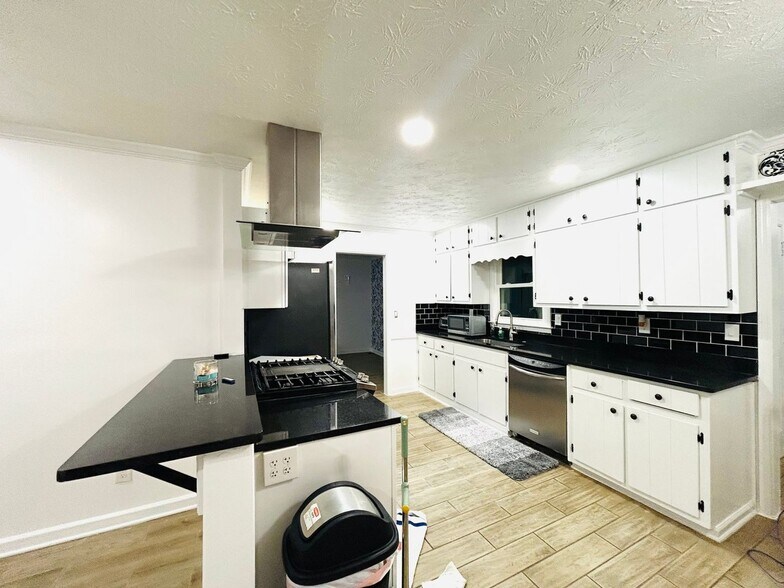 Building Photo - 2664 Abington Dr SW