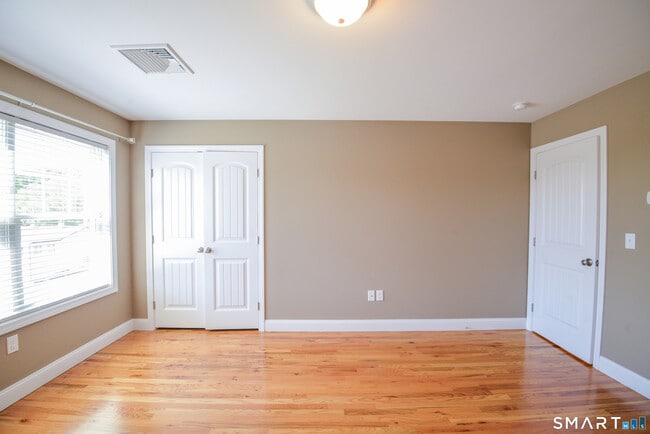 Building Photo - 335-343 Meadowside Rd