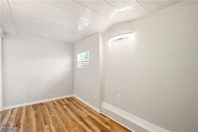 Building Photo - 1640 Daniels Dr