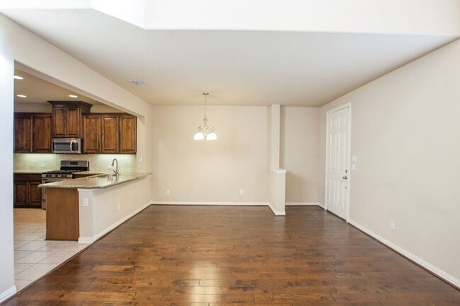 Building Photo - 528 S Greenville Ave