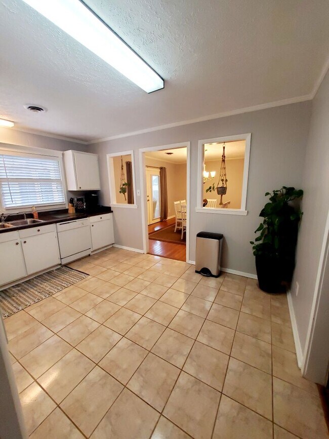 Building Photo - Desireable Home in Surfside Beach just blocks from the ocean