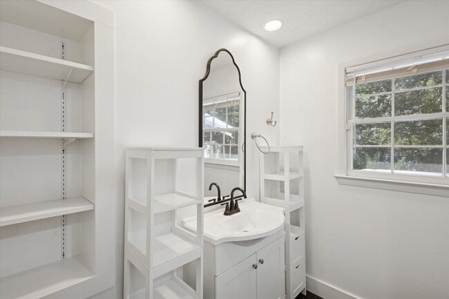 Building Photo - MOVE-IN READY! (Pet Friendly)