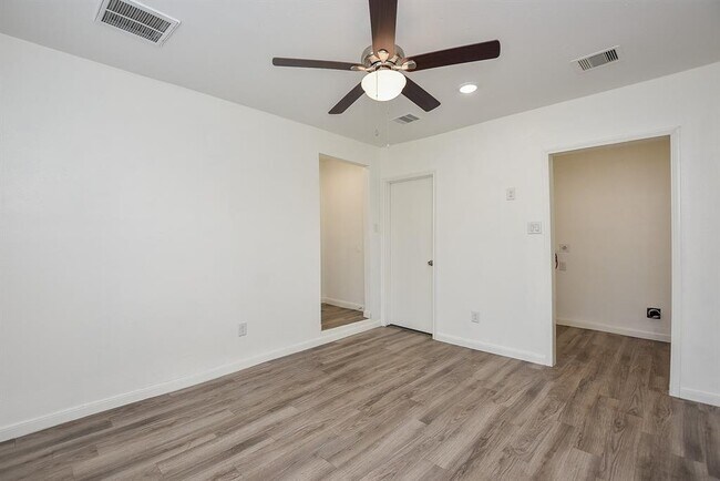 Building Photo - 3710 Dreyfus St
