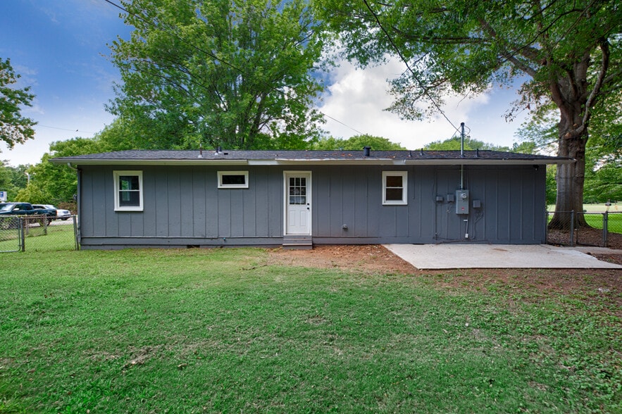 Building Photo - 2406 Shady Lane Dr NW