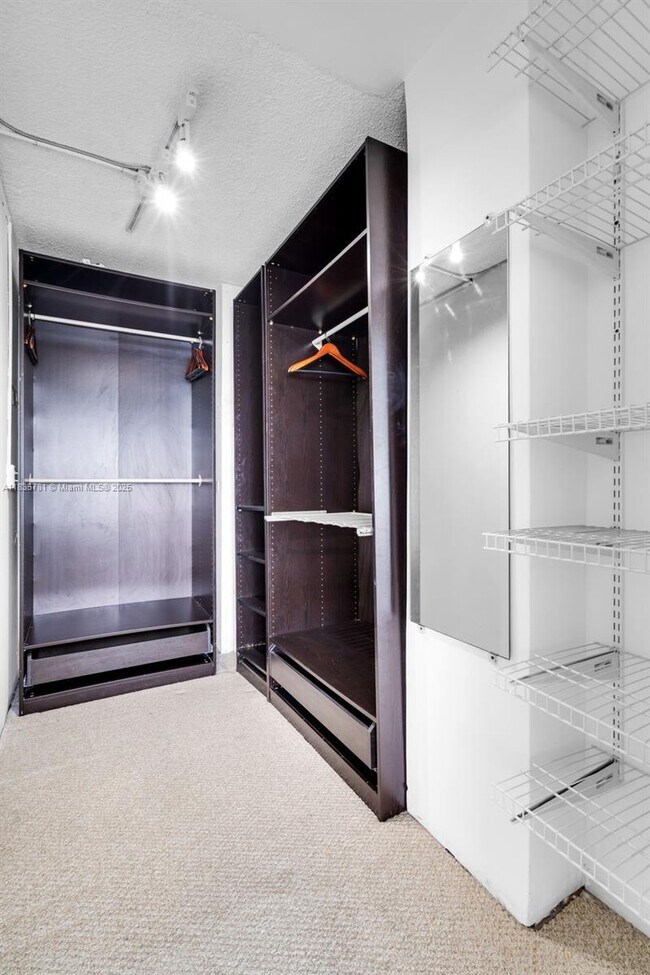 Building Photo - 801 Brickell Bay Dr