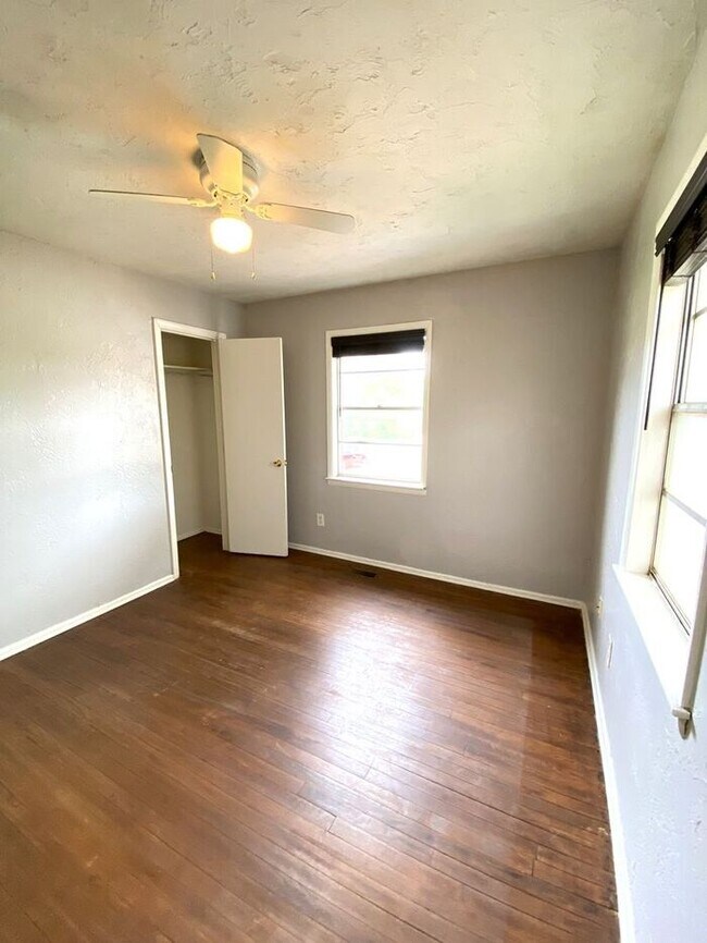 Building Photo - 3 Bed 1 Bath in the West Lawn Park Additio...