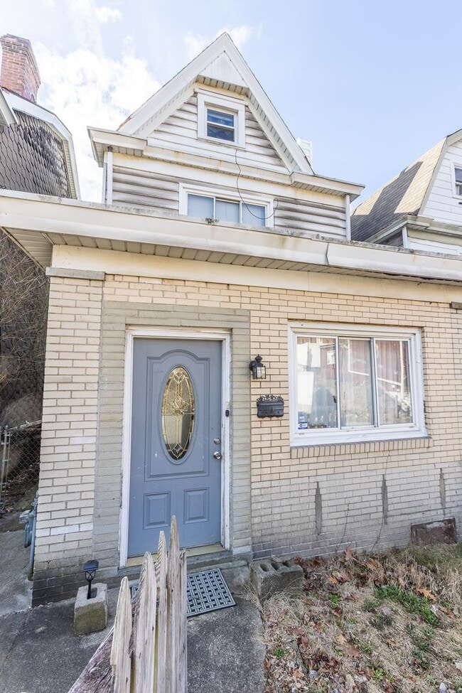 Building Photo - AVAILABLE AUGUST 2026 - Beautiful 2 bedroom Home on a Quiet Street!