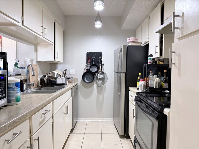 Building Photo - 10110 Forum W Dr