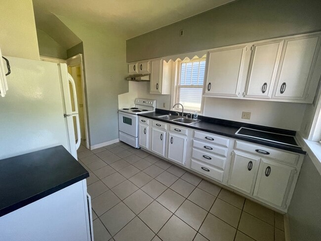 Building Photo - Three Bedroom East Hillside Home