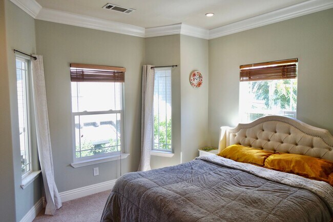 Building Photo - Modern House Near Downtown