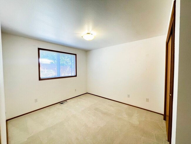 Building Photo - Recently updated Lynnwood Rambler in a quiet cul-de-sac