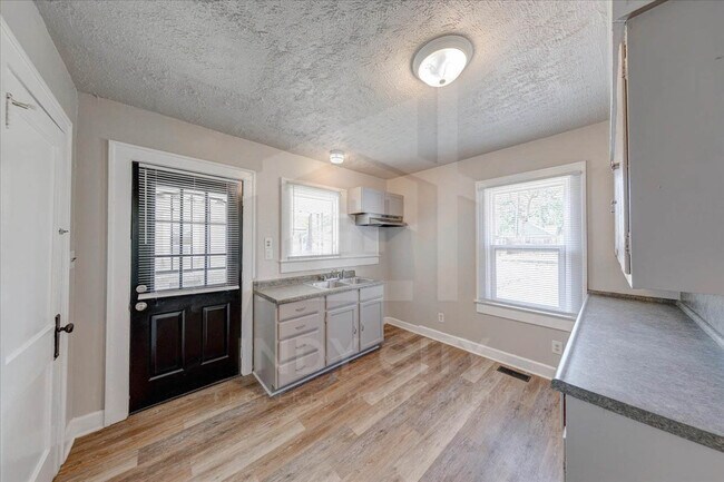 Building Photo - 1106 S Reisner St