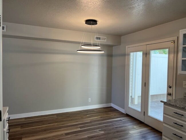 Building Photo - Newly Remodeled Throughout!