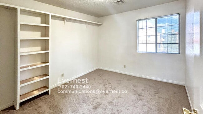 Building Photo - Spacious 4-Bedroom Home in a Great Locatio...