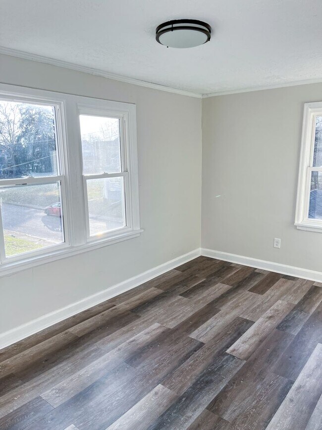 Building Photo - Beautifully Updated Columbus Home with Fir...