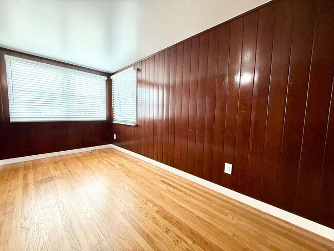 Building Photo - 2/Bed 1 Bath Beach Front Cottage