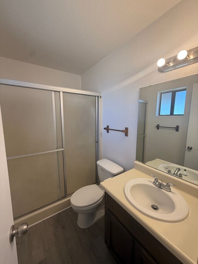 Building Photo - 3 Bedroom 2 Bathroom Home