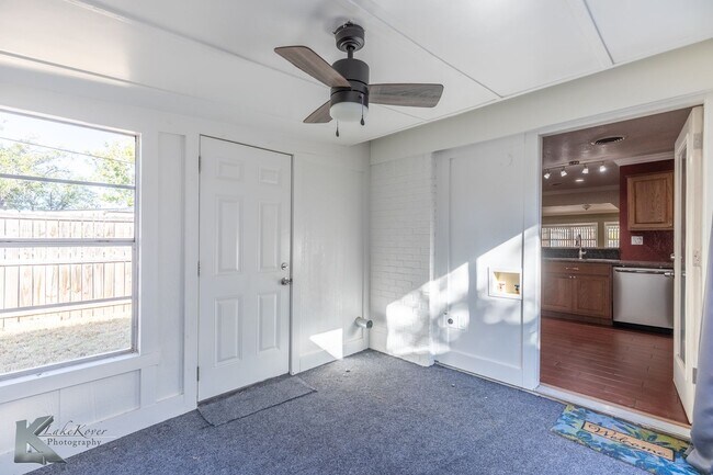 Building Photo - 3 bed, 1.5 bath, XL living room, XL garage...