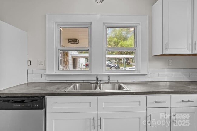 Building Photo - 765 N Church St