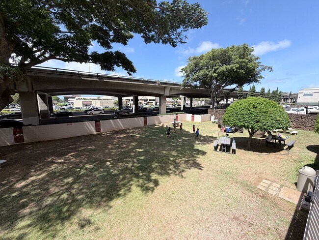 Building Photo - Kahala Towers 3BD/2BA Condo with 1 Parking – Available Now