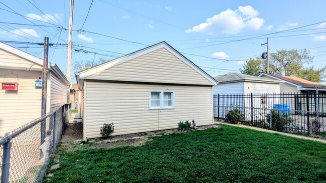Building Photo - 4919 N Mason Ave