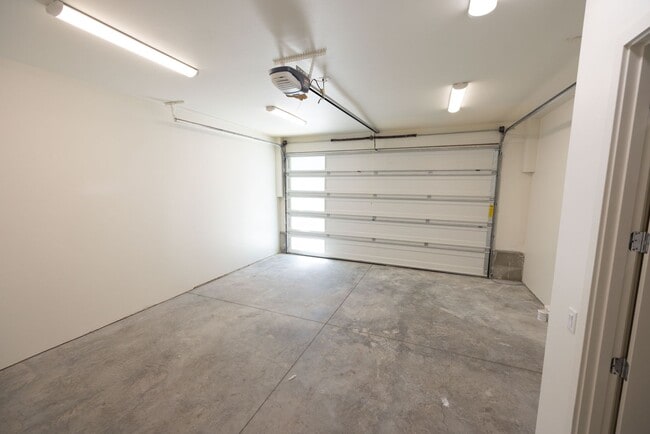Building Photo - Riverside Townhomes - Waterfront Living in...