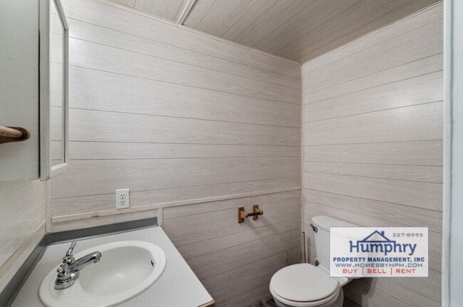 Building Photo - 3 Bedroom/2.5 Bathroom/2 Car Garage, 1,574 Sqft in the Landing Subdivision. Living Room/Dining Ro...