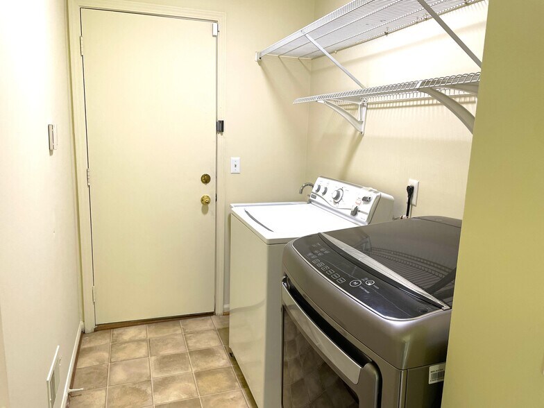 Laundry Room - 3048 Turnberry Ln