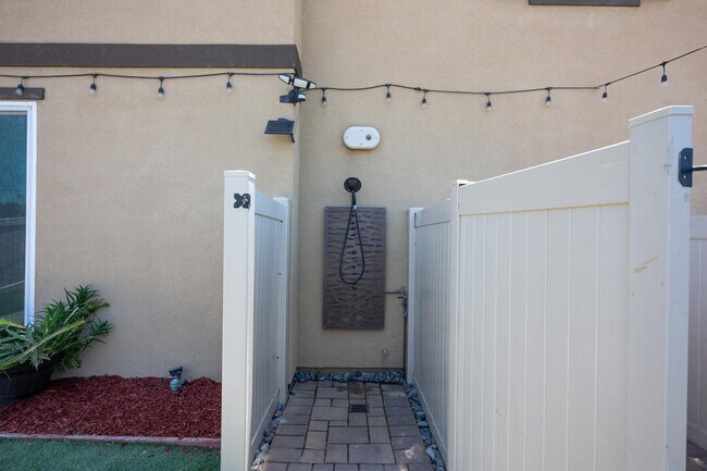 Building Photo - 27638 Sawtooth Ln