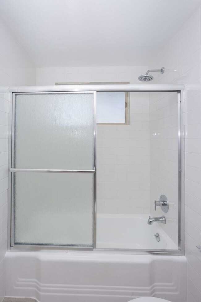 Building Photo - Beautifully Remodeled 3 Bedroom, 2 Bathroo...