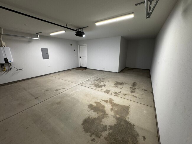 Building Photo - 2426 Oakmont Cir