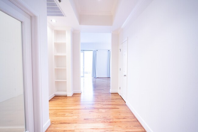 Building Photo - 2520 Robinhood St