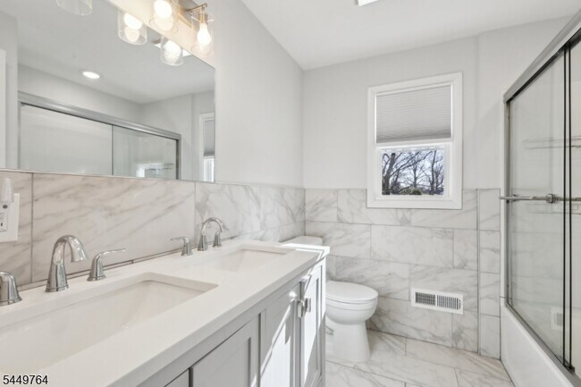 Building Photo - 287 Country Club Dr
