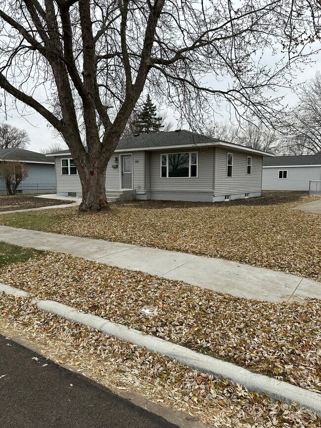 Building Photo - 831 25th Ave N