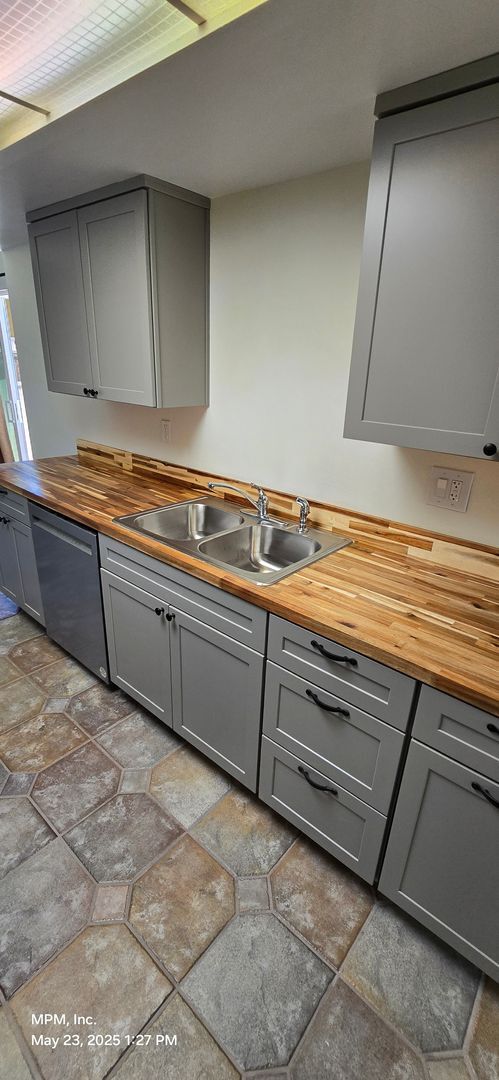 Building Photo - 2 Bedroom 2 bath home in Sierra Bonita sen...