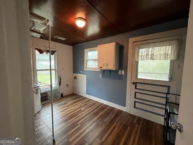 Building Photo - 204 W 3rd St