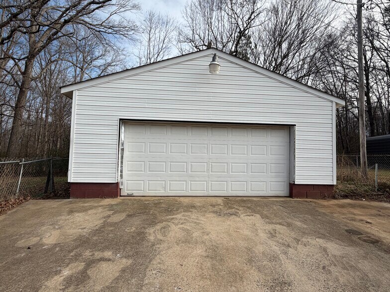 Building Photo - 308 Donna Ave